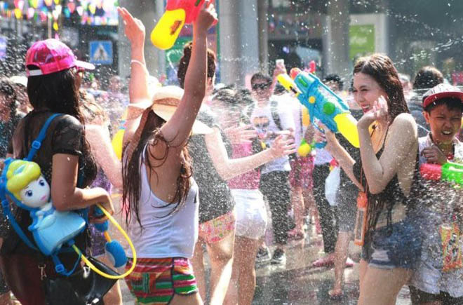 Bị cấm hở hang, gái Thái Lan vẫn mặc bikini, quần 5cm đi té nước